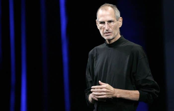 Col noir Steve Jobs
